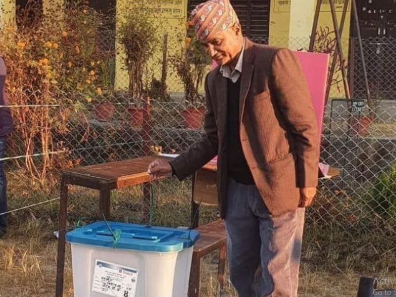 सुर्खेतको भैरव माविबाट यामलाल कँडेलको मतदान